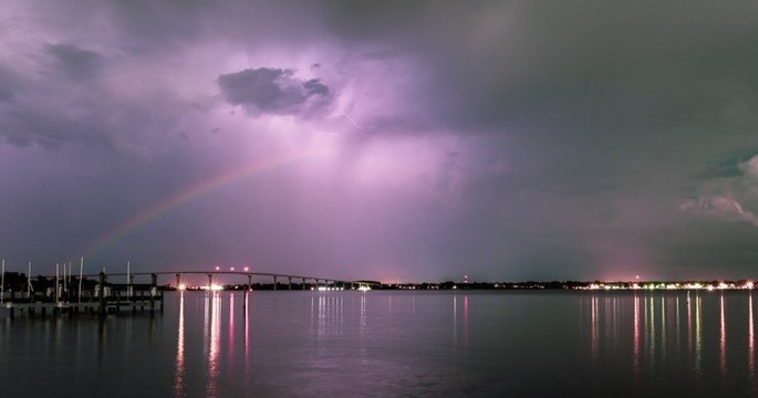 Ce photographe a immortalisé la rencontre en un arc-en-ciel et la foudre en pleine nuit