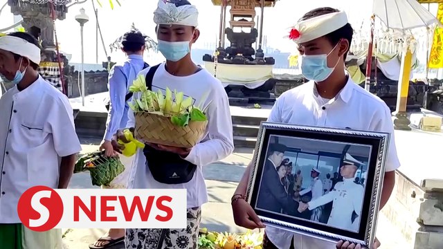 Indonesia mourns sunken submarine crew