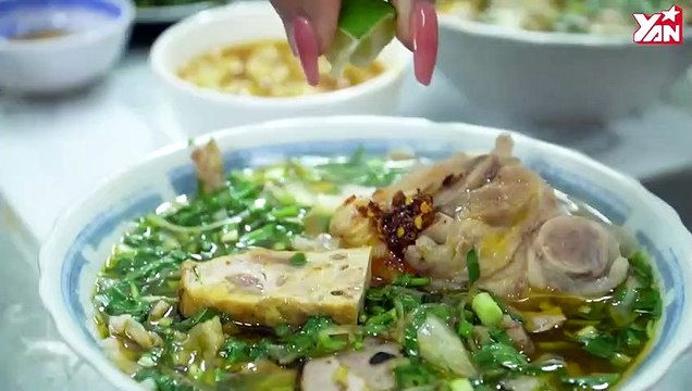 YAN Review: Độc lạ quán bún bò mỡ nổi núp hẻm gần 30 năm ở Sài Gòn