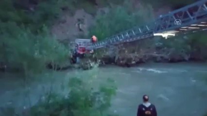 Dere kenarında mahsur kalan 5 işçi kurtarıldı