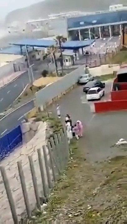 شاهد وصول شباب من الفنيدق المغربية الى سبتة الاسبانية سباحة لاحول ولا قوة إلا بالله العلي العظيم.بتاريخ 25/04/2021