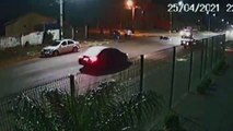 Câmera registra momento de forte colisão traseira e motociclista sendo arremessado