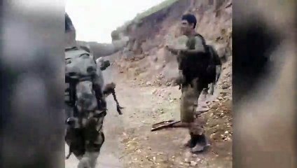 Mehmetçiğin keyfi yerinde! Erik Dalı türküsü ile böyle eğlendiler...