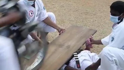 Üzerinden tam bin 222 motosiklet geçen Hindistanlı karate ustası sıra dışı rekora imza attı