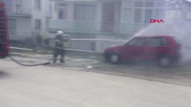 PARK HALİNDEKİ OTOMOBİLDE YANGIN ÇIKTI