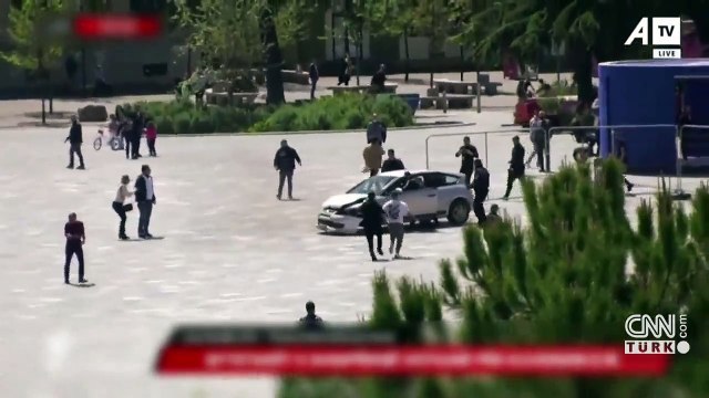 Hareket halindeki aracın camından içeri atladı