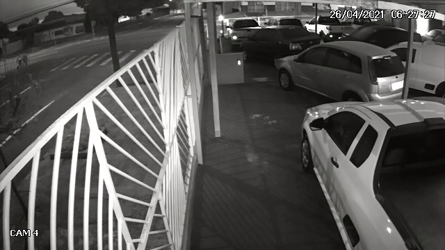 Colisão entre carros é registrada por câmera em cruzamento na Avenida Carlos Gomes