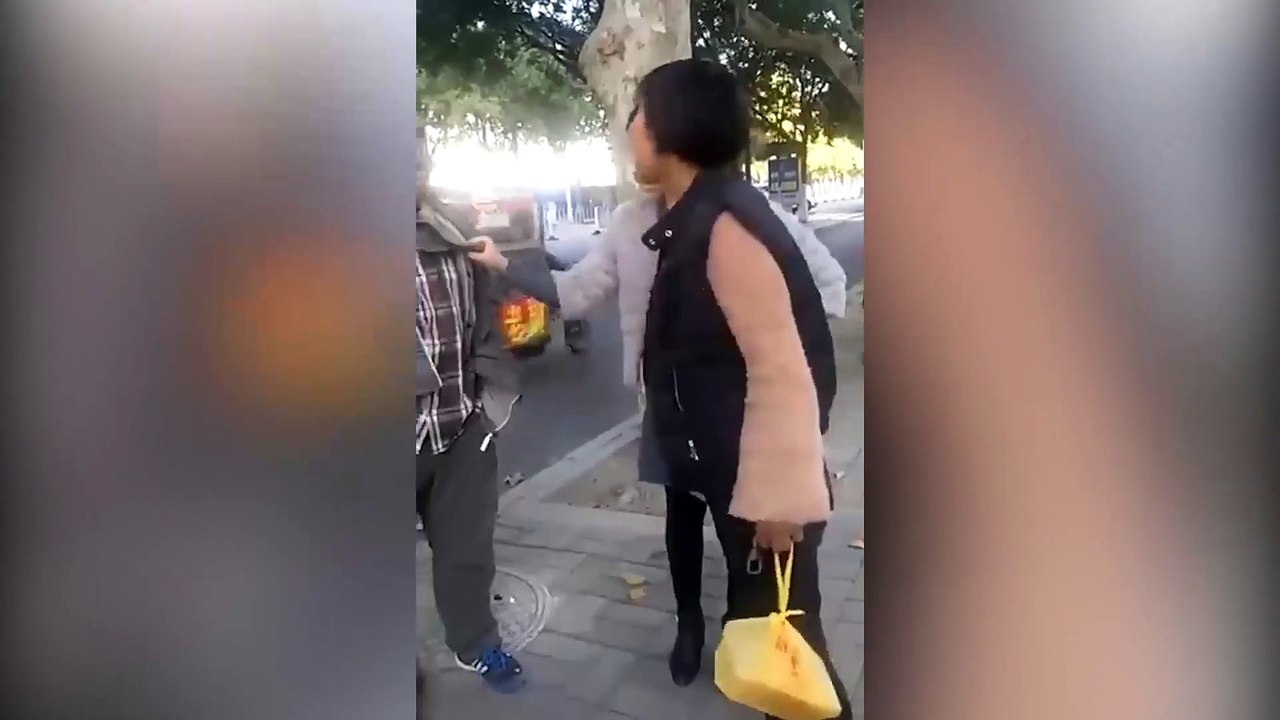 Çinli adam tartıştığı kadınlardan öyle bir dayak yedi ki...