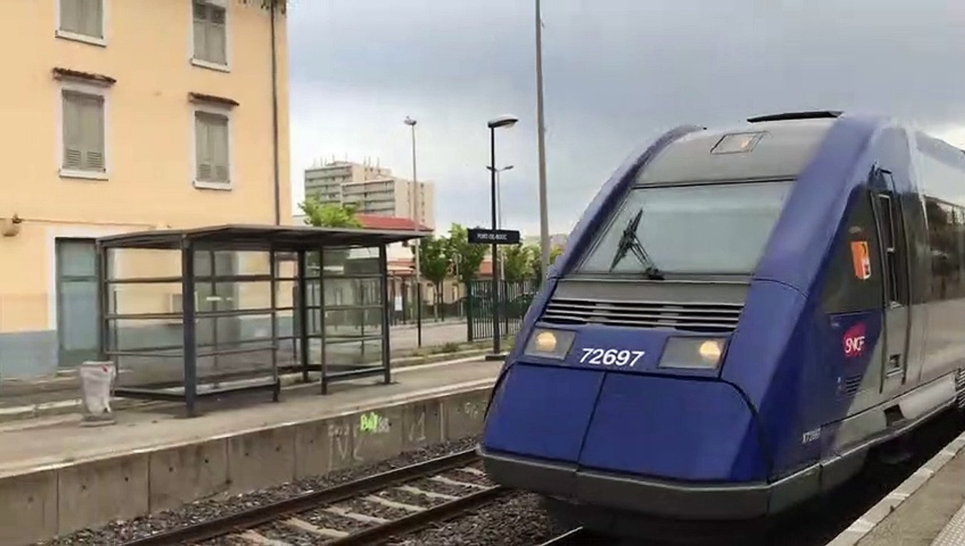 L'arrivée d'un TER en gare de Port-de-Bouc - Vidéo Dailymotion