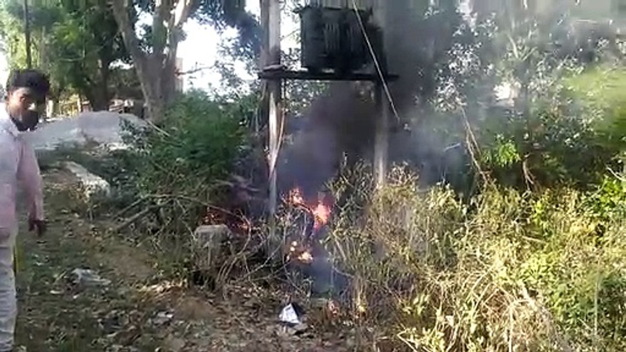 जाल झंखार खरपतवार में अचानक लगी आग, बड़ा हादसा टला