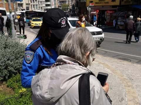 Son dakika! Kadıköy'de polis ekiplerinden kadınlara KADES bilgilendirmesi