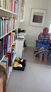 Une rencontre émouvante d'une mamie avec sa petite fille