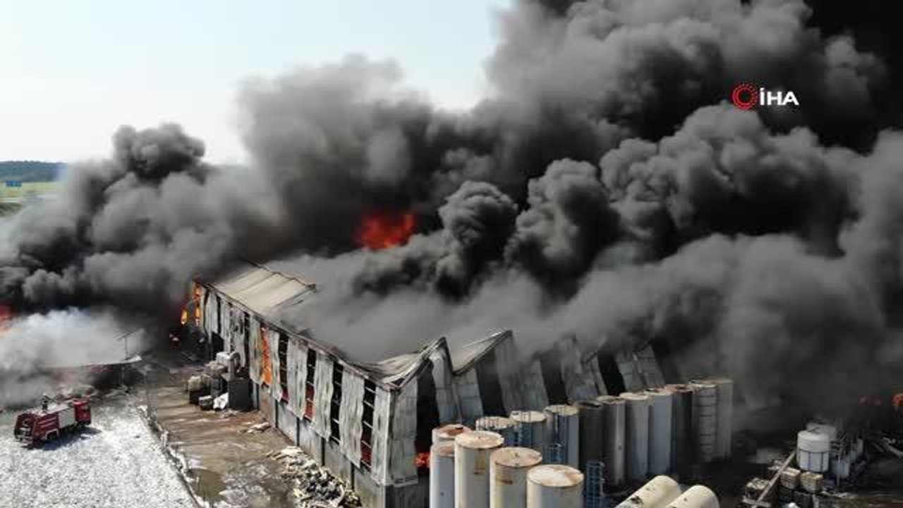 Geri dönüşüm fabrikasındaki yangına müdahale sürüyor