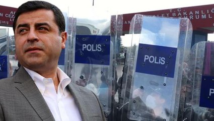 Kobani davası olaylı başladı! Avukatlar salonu terk etti, Selahattin Demirtaş "128 milyar dolar nerede?" yazılı kağıdı gösterdi