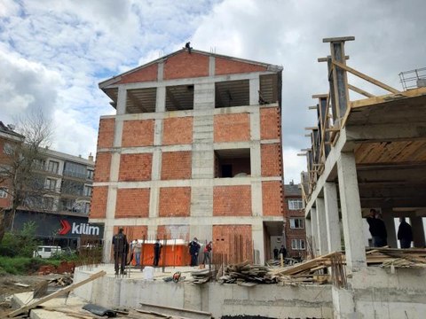 İnşaatın çatısına çıktı; ekiplerden eşini istedi