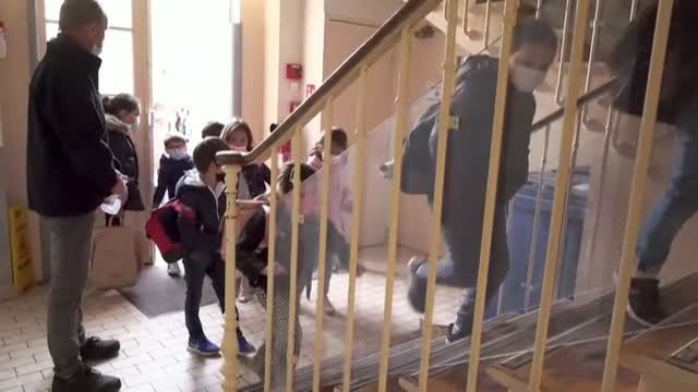 Después de 3 semanas sin clase en Francia, los niños de Primaria vuelven a las aulas