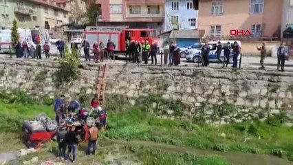 DERE YATAĞINA DÜŞEN OTOMOBİLDEKİ SÜRÜCÜ KURTARILDI