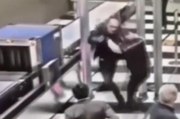 Moskova'da havalimanına maskesiz giren yolcu, güvenlik görevlisine saldırdı