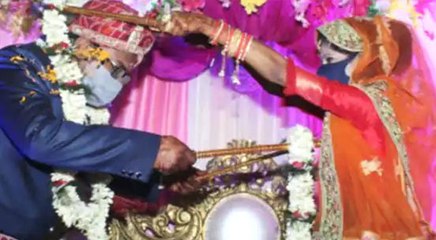 सोशल डिस्‍टेंस वाली शादी: दूल्‍हे-दुल्हन ने एक-दूजे को डंडे से माला पहनाईं, ताकि वायरस का खतरा न हो