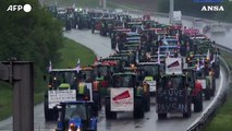 Francia, gli agricoltori invadono l'autostrada per protestare contro la nuova politica agricola