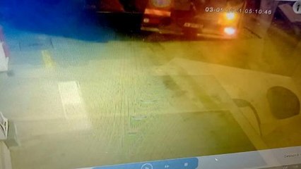 BAHÇELİEVLER'DE YOL BAKIM ARACI GEÇTİĞİ SIRADA YOL ÇÖKTÜ O ANLAR KAMERADA
