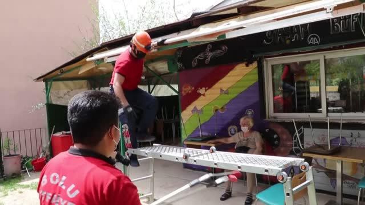 Büfenin çatısında sıkışan 3 yavru kedi cep telefonundan açılan kedi sesiyle kurtarıldı