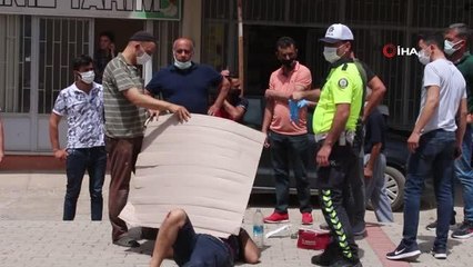 Kaza yapan sürücüyü kavurucu sıcaktan kartonla korudular