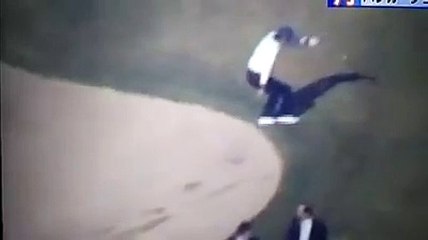 Japonya Başbakanı golf oynarken çukura yuvarlandı