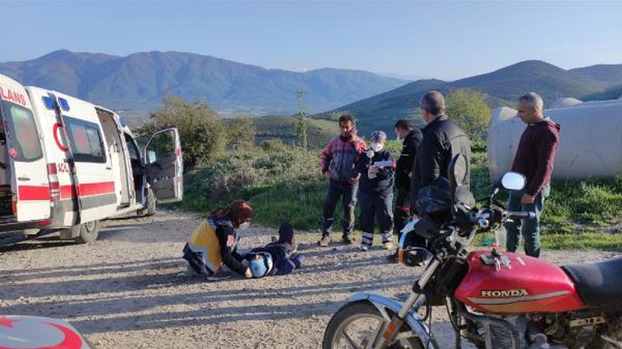 Otomobille çarpışan motosiklet sürücüsü ve eşi yaralandı