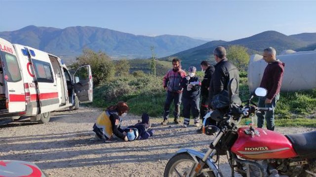 Otomobille çarpışan motosiklet sürücüsü ve eşi yaralandı