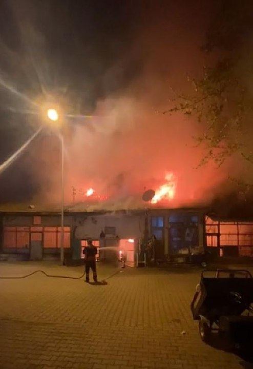Çorum'da Demirciler çarşısında 4 işyeri alevlere teslim oldu