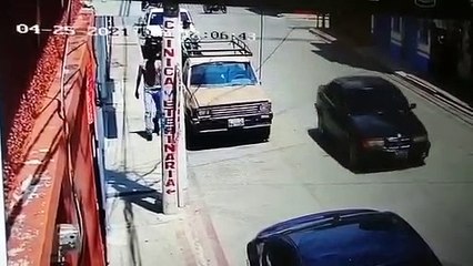 Cámara de vigilancia capta  cuando roban la batería de un carro
