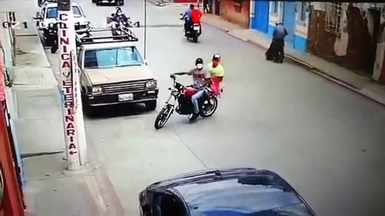 Se roban piezas de autos.
