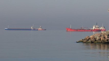 İstanbul Boğazı'nda arıza yapan gemi Ahırkapı'ya çekildi/Gündüz fotoğraflarıyla