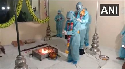 दूल्हे की कोविड संक्रमित आई रिपोर्ट तो PPR किट पहन लिए सात फेरे, अधिकारी भी नहीं रुकवा सके शादी
