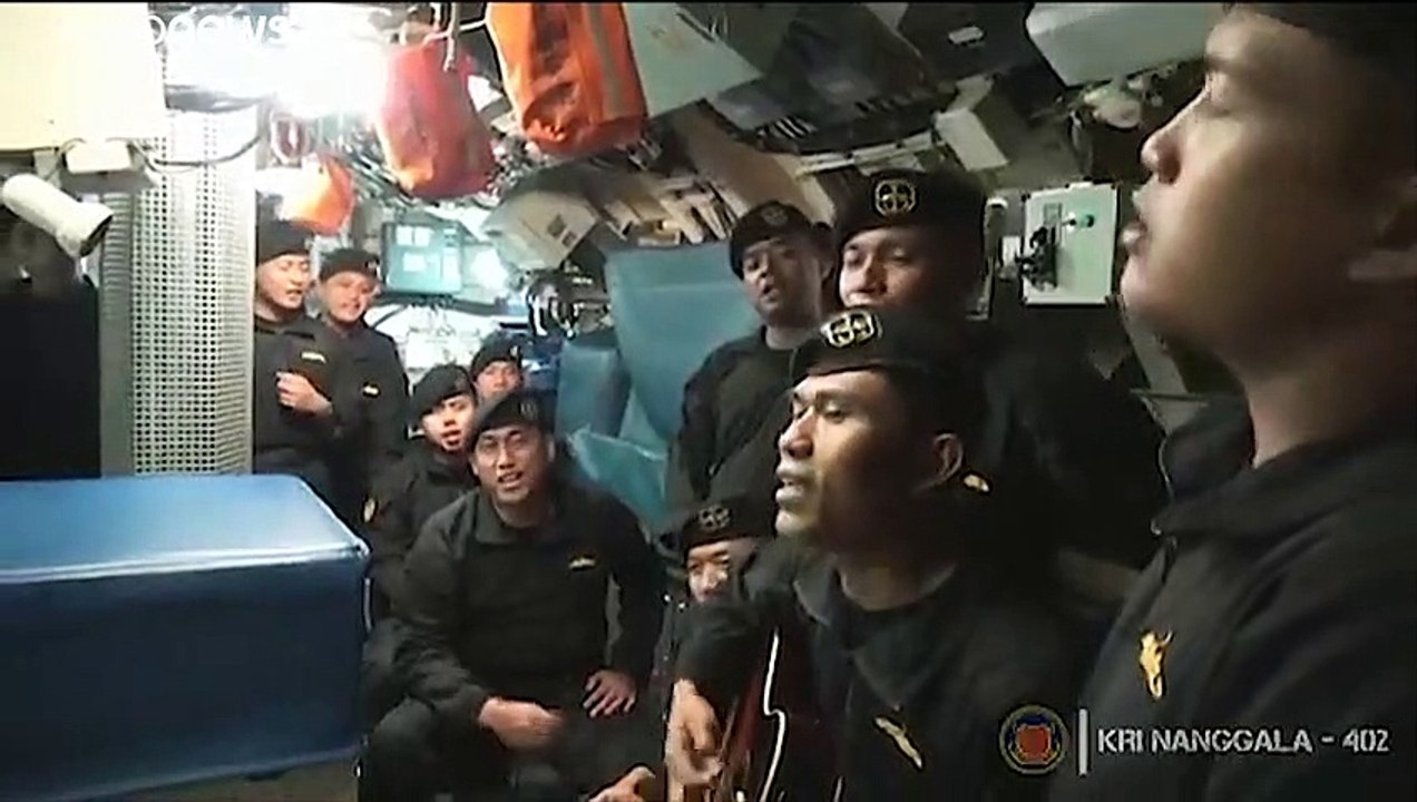 شاهد: فيديو مؤثر لطاقم الغواصة الإندونيسية الغارقة وهم يغنون أغنية وداع