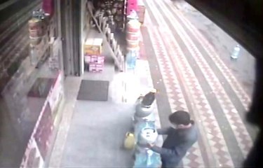 Marketin önündeki piknik tüplerini böyle çaldı