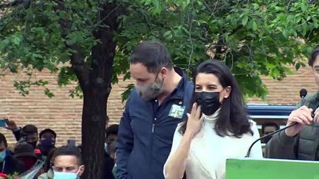 Ayuso ganaría las elecciones al doblar sus escaños y podría gobernar con Vox