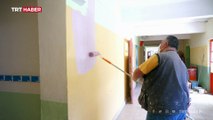 Görme engelli, gönüllü olarak okul duvarlarını renklendiriyor
