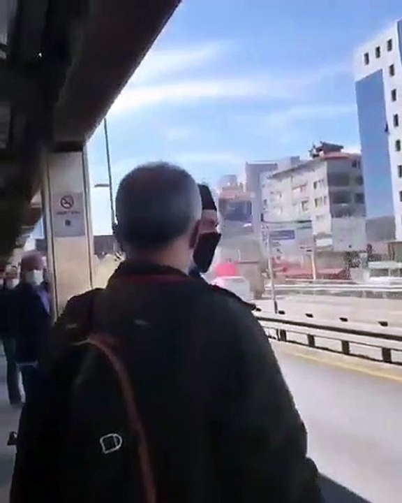 Mecidiyeköy metrobüs durağında skandal! "Edep, edep, çıplak gezmeyin” tacizi!
