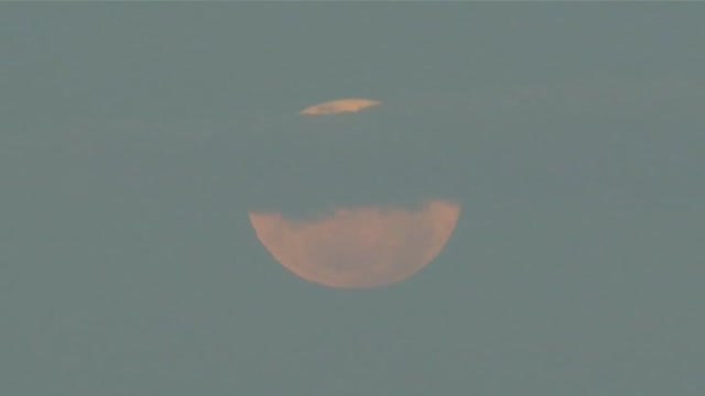 La segunda luna llena de la primavera se ha convertido esta noche en un auténtico espectáculo