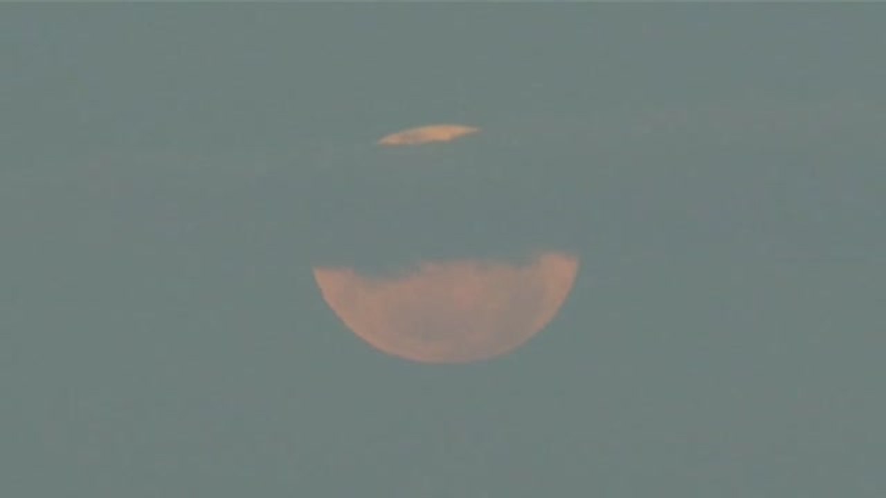 La segunda luna llena de la primavera se ha convertido esta noche en un auténtico espectáculo