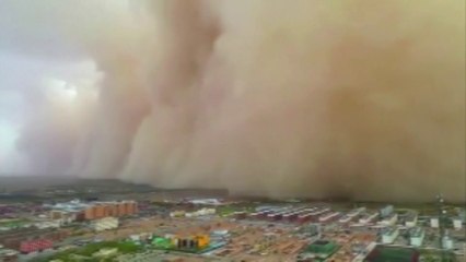 Chine : une spectaculaire tempête de sable enveloppe une ville dans la province du Gansu