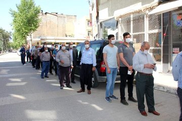 Çiftçiler 'tam kapanma' öncesi uzun kuyruklar oluşturdu