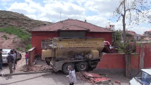 Freni boşalan kamyonun çarpması sonucu duvarı yıkılan evdeki çocuk yaralandı