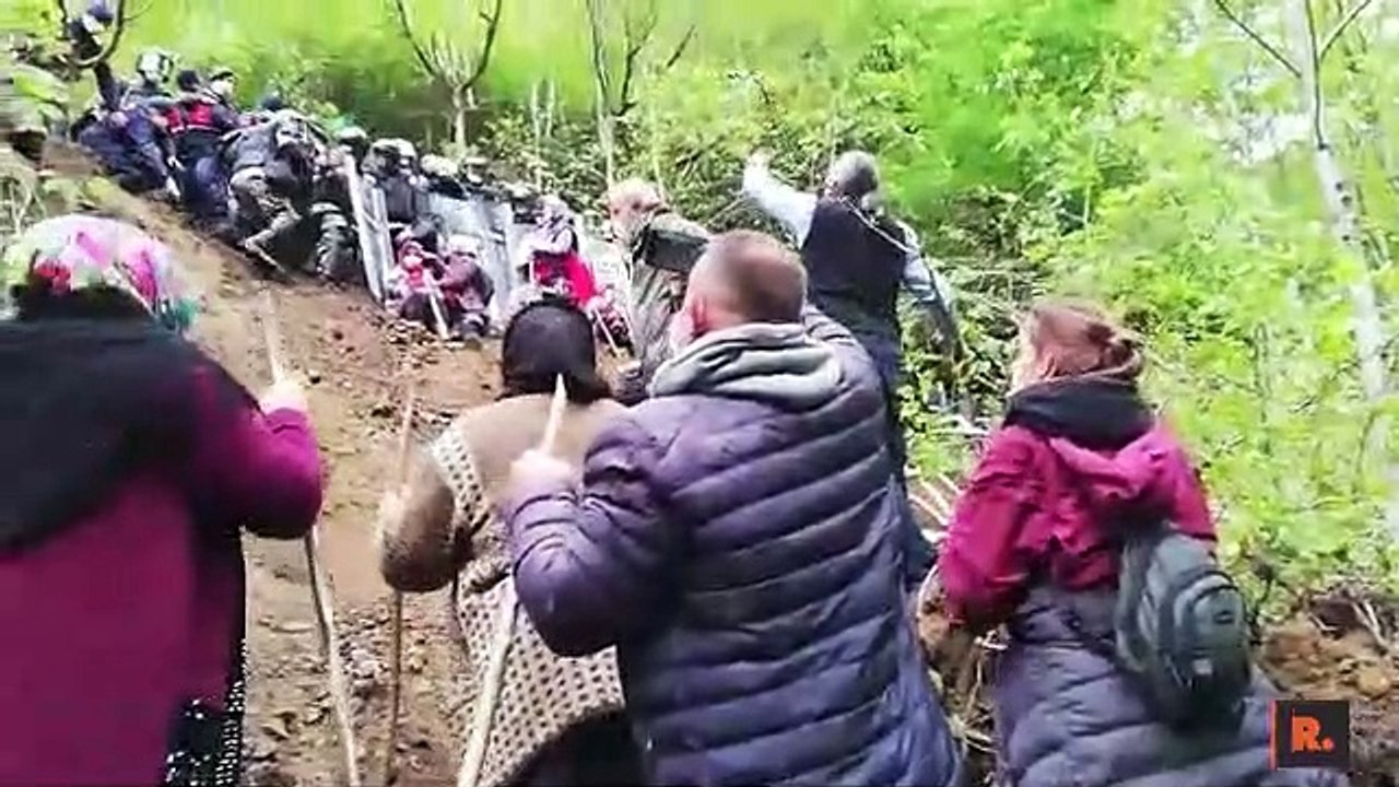 Jandarma İkizdereli köylü kadınları itekliyor