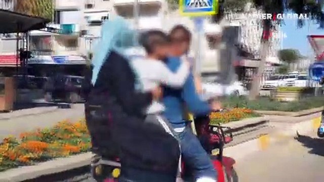 Elektrikli bisikleti minibüs gibi doldurdular! İki teker üzerinde 5 kişilik ailenin tehlikeli yolculuğu