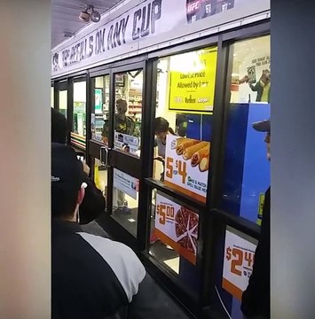 Marketi birbirine katan kadın hırsız polisle yumruk yumruğa kavga etti