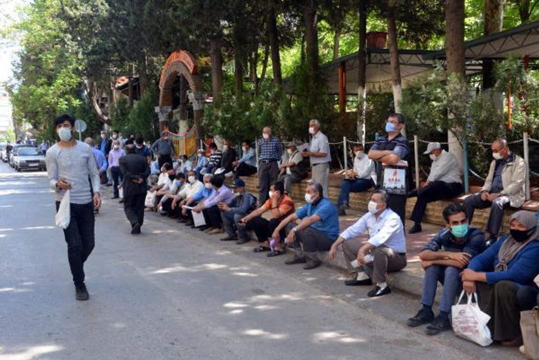 KAHRAMANMARAŞ'TA BELGE ALMAK İSTEYEN ÇİFTÇİLER KUYRUK OLUŞTURDU