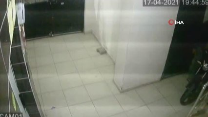 Hırsızın motosikleti çaldığı anlar kameralara yansıdı